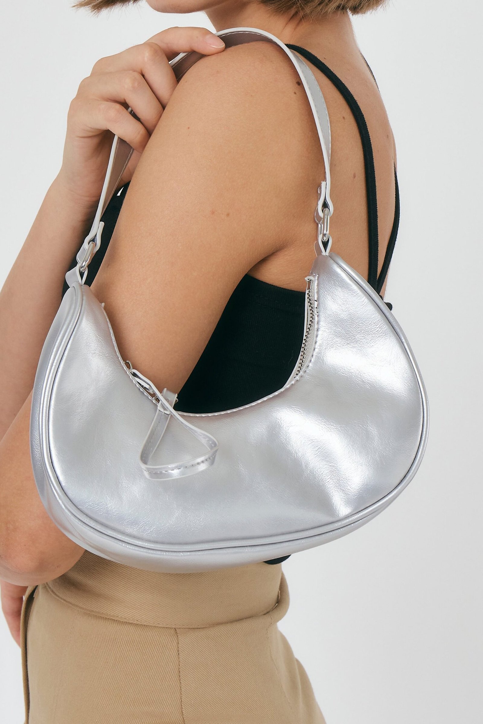 PetiteHoboBag_02_5bc269ce-379e-4a3f-b244-0a467a09e329-scaled-1.jpg